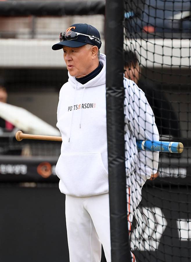 30일 대전 한화생명볼파크에서 열린 한국시리즈 4차전 한화 이글스와 LG 트윈스의 경기. 한화 김경문 감독이 훈련을 지켜보고 있다./박재만 스포츠조선 기자