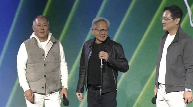 30일 서울 강남구 코엑스에서 열린 지포스(GEFORCE) 25주년 행사 '엔비디아 지포스 게이머 페스티벌' 무대에 오른 정의선 현대차그룹 회장과 젠슨 황 엔비디아 최고경영자(CEO), 이재용 삼성전자 회장(왼쪽부터). /트위치 캡처