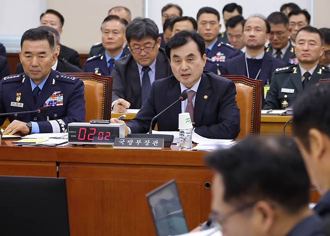 안규백 국방부 장관이 30일 국회 국방위원회에서 열린 2025년도 종합 국정감사에 출석해 전날 한미정상회담에서 논의된 핵추진 잠수함 추진과 관련한 질문에 답하고 있다. /연합뉴스