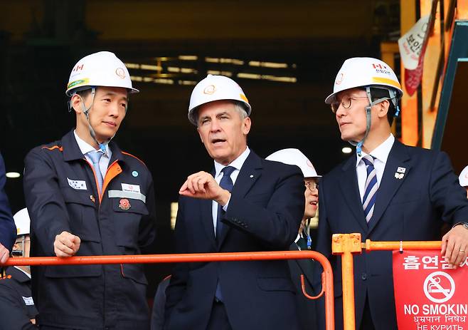 김민석(왼쪽 세 번쨰) 국무총리와 마크 카니(왼쪽 두 번쨰) 캐나다 총리, 김동관 한화그룹 부회장이 30일 경남 거제 한화오션 거제조선소에서 조립공장을 시찰하고 있다. /연합뉴스