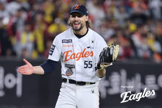 30일 대전한화생명볼파크에서 열린 2025 프로야구 KBO리그 포스트시즌 한국시리즈 4차전 LG 트윈스와 한화 이글스의 경기에서 한화 라이언 와이스가 상대 타자를 아웃시키고 환호하고 있다. 한화 이글스 제공