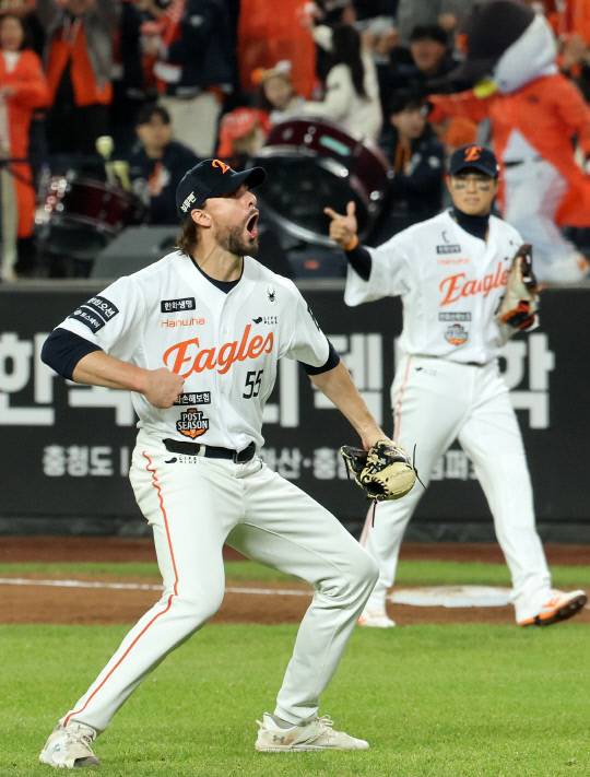 30일 대전한화생명볼파크에서 열린 2025 프로야구 KBO리그 포스트시즌 한국시리즈 4차전 LG 트윈스와 한화 이글스의 경기. 7회초 실점 위기를 넘긴 한화 와이스가 환호하고 있다. 연합뉴스