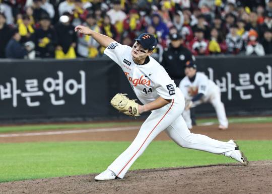 0일 대전한화생명볼파크에서 열린 2025 프로야구 KBO리그 포스트시즌 한국시리즈 4차전 LG 트윈스와 한화 이글스의 경기. 8회초 교체된 한화 김서현이 역투하고 있다. 연합뉴스