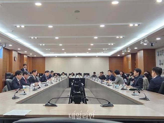 30일 여의도 한국거래소 서울사옥에서 열린 ‘코스피 5000 시대 도약을 위한 시장전문가 간담회’에서 정은보 거래소 이사장을 비롯한 거래소 임원, 증권사 리서치센터장 6명 등이 의견을 나누고 있다. ⓒ데일리안 서진주 기자