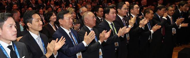 29일 경북 경주 예술의전당에서 열린 ‘APEC CEO 서밋’에 참석한 주요 그룹 총수들이 이재명 대통령의 특별 연설을 듣고 박수를 치고 있다. 왼쪽부터 정용진 신세계그룹 회장, 정기선 HD현대 회장, 신동빈 롯데그룹 회장, 정의선 현대자동차그룹 회장, 최태원 SK그룹 및 대한상공회의소 회장, 이재용 삼성전자 회장, 구광모 LG그룹 회장, 장인화 포스코홀딩스 회장, 허태수 GS그룹 회장. 대통령실사진기자단