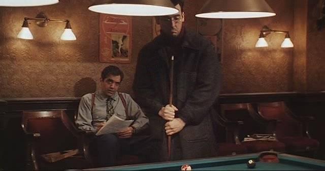 ‘브로드웨이를 쏴라’에서 마피아 조직원인 치치(왼쪽)는 타고난 재능으로 극작가 데이비드를 대신해서 희곡을 쓰고 연극을 성공시킨다. 이벤트월드 제공