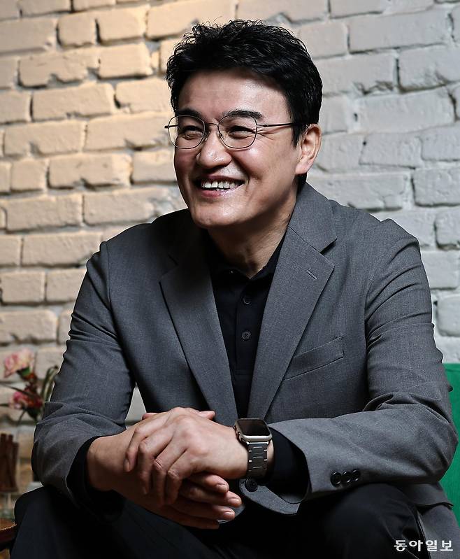 배우 박중훈의 에세이엔 영화의 숨겨진 얘기들이 가득하다. ‘인정사정 볼 것 없다’ 촬영을 앞두고 인천의 한 경찰서 골방에서 쪽잠을 자며 형사 생활을 익혔다. 밤낮을 가리지 않고 형사기동대 승합차에 올라 현장을 따라다녔다. 처음엔 그를 “배우 양반”이라 부르던 경찰들도 이내 “박 형사”라며 친근함을 표했다. 양회성 기자 yohan@donga.com