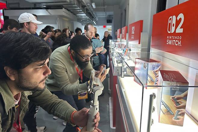 새로운 닌텐도 스위치 2 비디오 게임 콘솔이 2025년 4월 2일 수요일 뉴욕에서 열린 미디어 시사회 행사에서 전시되고 있다. (출처=AP/뉴시스)