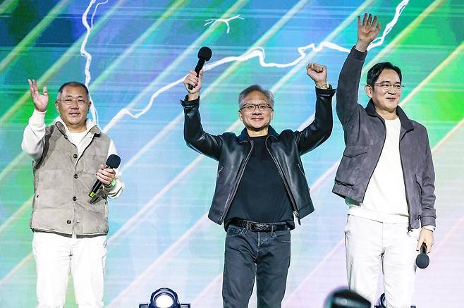 젠슨 황 엔비디아 최고경영자(CEO)와 이재용 삼성전자 회장, 정의선 현대차그룹 회장이 30일 서울 강남구 코엑스에서 열린 엔비디아 지포스 게이머 페스티벌에서 팬들에게 인사를 하고 있다. 뉴시스