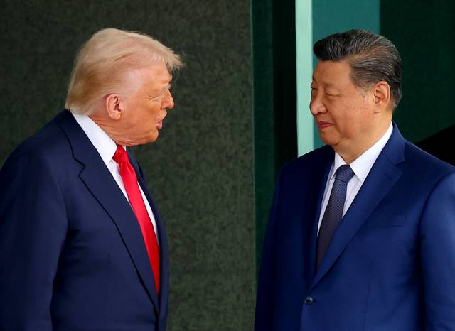 도널드 트럼프 미국 대통령과 시진핑 중국 국가주석이 30일 부산 김해공군기지 의전실 나래마루에서 미중 정상회담을 마친 뒤 회담장을 나서며 대화하고 있다. 연합뉴스