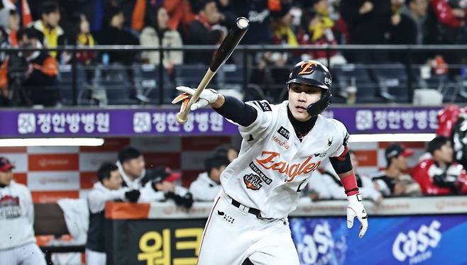 29일 대전한화생명볼파크에서 열린 2025 프로야구 KBO리그 포스트시즌 한국시리즈 3차전 LG 트윈스와 한화 이글스의 경기. 8회말 2사 만루 한화 심우준이 2타점 적시타를 치고 기뻐하고 있다.연합뉴스