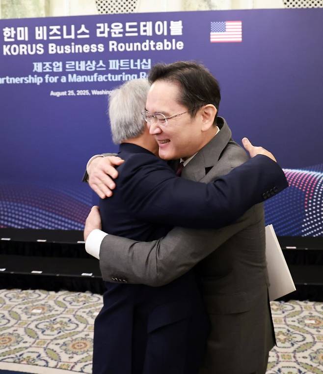 지난 8월 말 이재용 삼성전자 회장이 미국 워싱턴D.C 윌라드 호텔에서 열린 한미 비즈니스 라운드 테이블 리셉션에 참석해 젠슨 황 엔비디아 최고경영자(CEO)와 포옹하고 있다. 연합뉴스