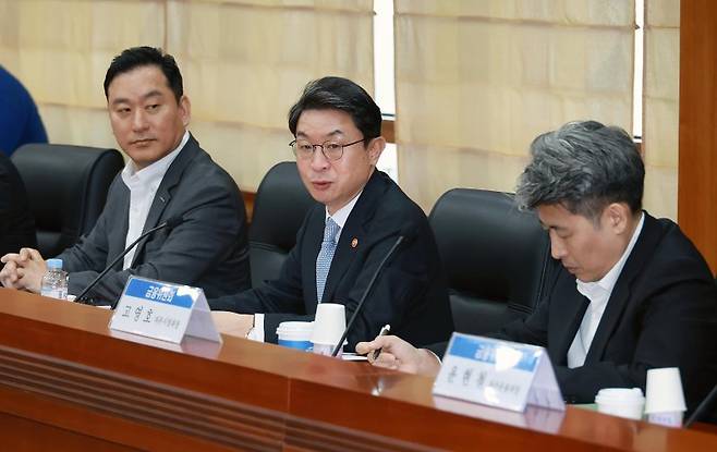 이억원 금융위원장(가운데)이 30일 서울 여의도 금융투자협회에서 '17개 증권사·자산운용사 최고경영자(CEO) 간담회'를 열고 모험자본 생태계 활성화 방안 등을 논의하고 있다. 금융위원회 제공