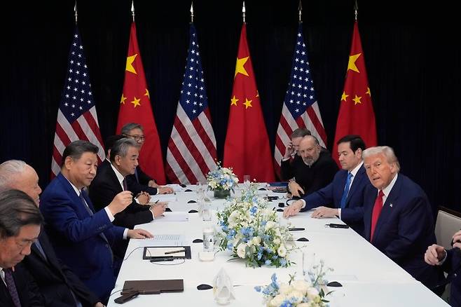 마주앉은 美中 도널드 트럼프 미국 대통령(오른쪽)과 시진핑 중국 국가주석이 30일 부산 김해공군기지 나래마루에서 회담하고 있다. 이날 회담에서 미국과 중국은 서로의 입장을 양보하면서 타협안을 도출해냈다. 그러나 양국의 합의가 지속될 수 있을지에 대해서는 회의론도 고개를 들고 있다. 중국은 희토류 수출통제 유예와 합성마약 펜타닐의 미국 유입 차단 협력 강화 등에 동의했고, 미국은 중국에 부과해온 펜타닐 관세를 10%p 인하키로 합의했다. AP뉴시스