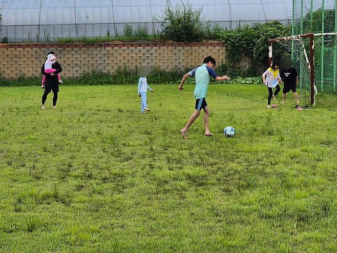 김제시 조수골마을 푸른 잔디에서 즐기는 축구.
