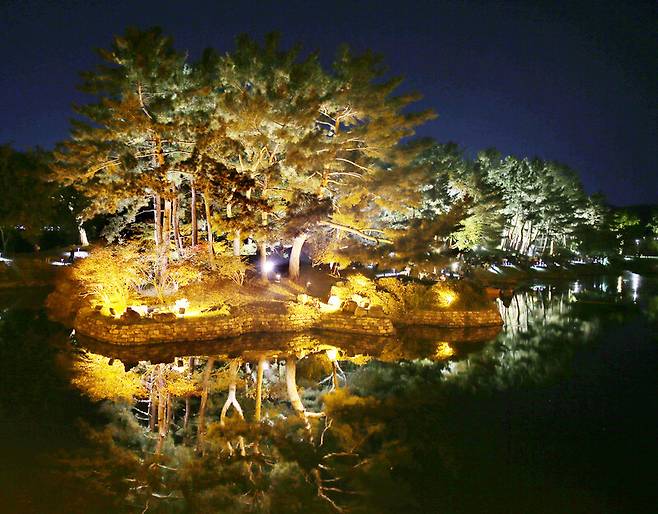 해 질 녘 동궁과 월지는 조명이 더해져 극적인 풍경을 연출한다. 경주 ‘야경 맛집’ 1호다. 박미향 기자