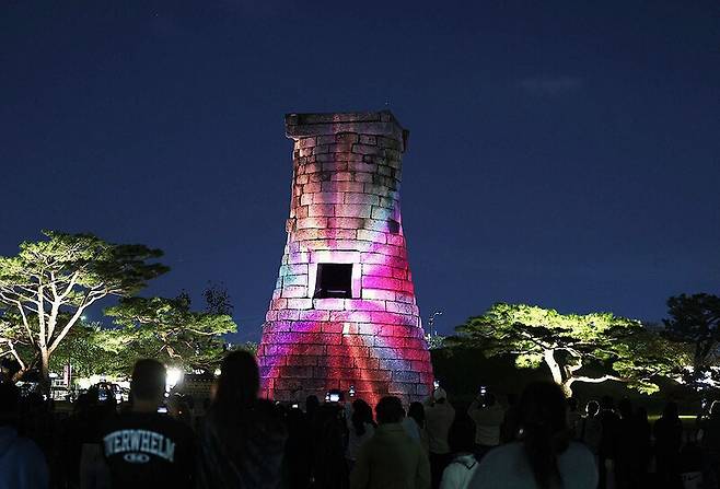 아시아태평양경제협력체(APEC) 정상회의 개최를 기념해 지난 20일 미디어아트 퍼포먼스가 펼쳐진 첨성대. 평소에도 ‘야경 맛집’으로 불린다. 연합뉴스