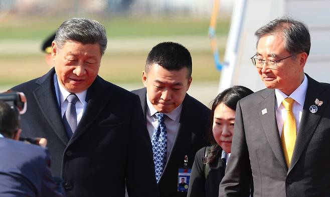 경주 APEC 정상회의 참석을 위해 국빈 방한한 시진핑 중국 국가주석이 10월30일 부산 김해국제공항에 도착해 조현 외교부 장관의 안내를 받고 있다. 연합뉴스