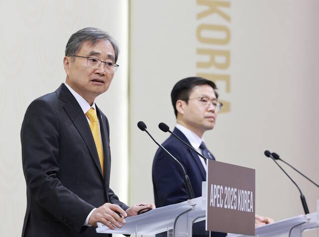 조현 외교부 장관(왼쪽)과 여한구 산업통상부 통상교섭본부장이 30일 경주 2025 아시아태평양경제협력체(APEC) 정상회의 국제미디어센터(IMC)에서 열린 아펙 합동각료회의(AMM) 기자회견을 하고 있다. 연합뉴스