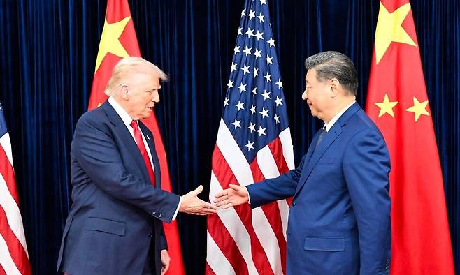 시진핑 중국 국가주석이 30일 김해국제공항 내 의전 시설 나래마루에서 비공개 정상회담 때 악수를 하고 있다. 신화 연합뉴스