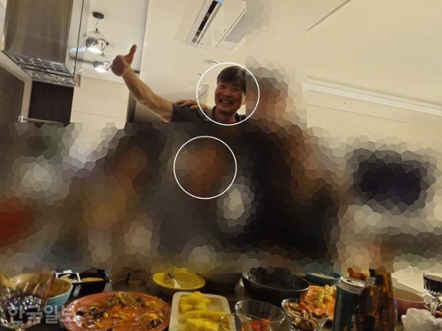 민중기 특별검사팀에서 도이치모터스 주가조작 의혹 등을 수사한 한문혁(아랫줄 가운데) 부장검사가 2021년 여름 서울 소재 지인의 자택에서 이종호(윗줄 왼쪽) 전 블랙펄인베스트 대표 등과 술자리를 갖고 있다. 한국일보 입수