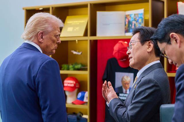 이재명 대통령과 도널드 트럼프 미국 대통령이 29일 경북 경주박물관에서 정상회담을 앞두고 트럼프 굿즈 전시품을 관람하며 대화하고 있다. 사진=대통령실 제공