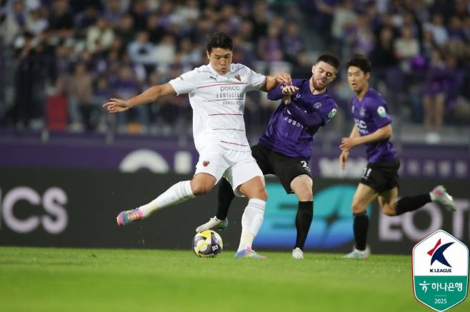 이호재(왼쪽)가 안양 에두아르도와 경합하는 모습. 사진=프로축구연맹