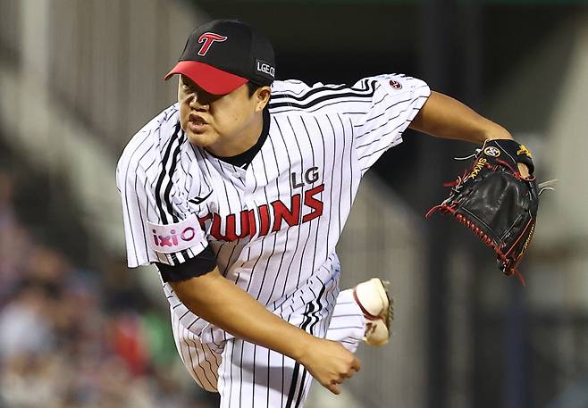 <yonhap photo-6296="">(서울=연합뉴스) 김성민 기자 = 10일 서울 잠실야구장에서 열린 2025 프로야구 키움 히어로즈와 LG 트윈스의 경기. 5회초 LG 선발 송승기와 교체된 장현식이 역투하고 있다. <저작권자 ⓒ 1980-2025 ㈜연합뉴스. 무단 전재 재배포 금지, AI 학습 및 활용 금지></yonhap>