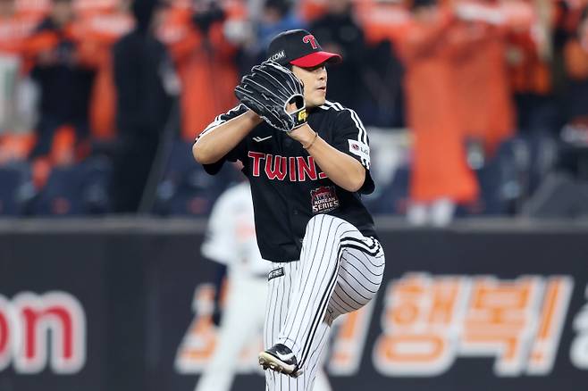 김진성이 29일 열린 한화와의 한국시리즈 원정 3차전에서 역투하고 있다. 사진=구단 제공