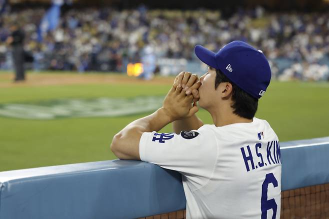 <yonhap photo-4916=""> epaselect epa12489202 Los Angeles Dodgers second baseman Hyeseong Kim watches play from the dugout during the bottom of the ninth inning of the MLB World Series game four between the Toronto Blue Jays and the Los Angeles Dodgers in Los Angeles, California, USA, 28 October 2025. EPA/CAROLINE BREHMAN/2025-10-29 14:08:11/ <저작권자 ⓒ 1980-2025 ㈜연합뉴스. 무단 전재 재배포 금지, AI 학습 및 활용 금지></yonhap>