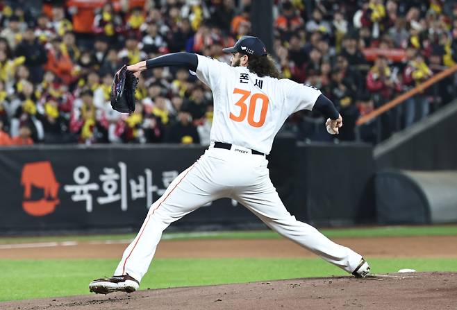 <yonhap photo-6523="">29일 대전한화생명볼파크에서 열린 2025 프로야구 KBO리그 포스트시즌 한국시리즈 3차전 LG 트윈스와 한화 이글스의 경기. 한화 선발 투수 폰세가 역투하고 있다. 2025.10.29 [연합뉴스]</yonhap>