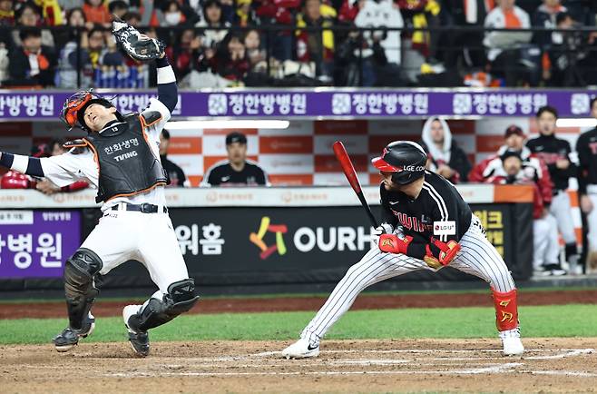 <yonhap photo-7708=""> 폭투로 실점하는 한화 (대전=연합뉴스) 김인철 기자 = 29일 대전한화생명볼파크에서 열린 2025 프로야구 KBO리그 포스트시즌 한국시리즈 3차전 LG 트윈스와 한화 이글스의 경기. 8회초 1사 1, 3루 LG 오스틴 타석 때 한화 김서현의 폭투로 공이 빠지고 있다. 2025.10.29 yatoya@yna.co.kr/2025-10-29 21:08:13/ <저작권자 ⓒ 1980-2025 ㈜연합뉴스. 무단 전재 재배포 금지, AI 학습 및 활용 금지></yonhap>