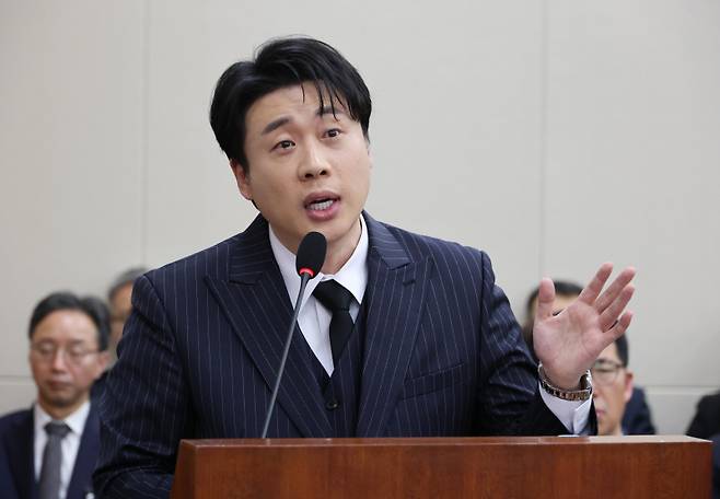 <yonhap photo-4643="">국정감사 참고인으로 출석해 의원 질의에 답변하는 은현장 (서울=연합뉴스)&nbsp;</yonhap>