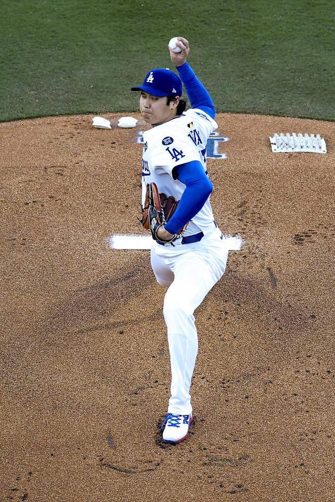 <yonhap photo-3778="">지난 29일(한국시간) 열린 월드시리즈 4차전에서 투구하는 오타니 쇼헤이의 모습. [EPA=연합뉴스]</yonhap>