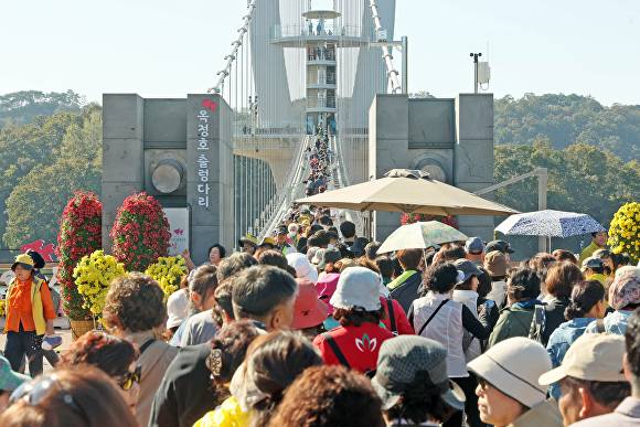 옥정호 출렁다리를 찾은 관광인파  [사진=임실군 ]
