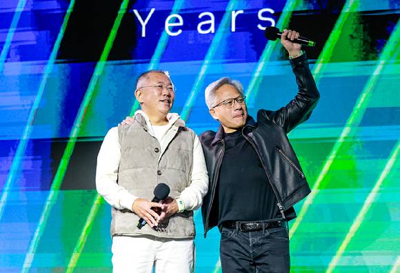 젠슨 황 엔비디아 최고경영자와 이재용 삼성전자 회장, 정의선 현대차그룹 회장이 30일 서울 코엑스에서 열린 엔비디아의 그래픽카드(GPU) '지포스' 출시 25주년 행사에 참석해 있다. 2025.10.3 [사진=공동취재/연합뉴스]