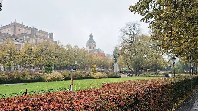 ▲ '왕의 정원'이라는 뜻의 쿵스트라가르텐 옆을 지나면