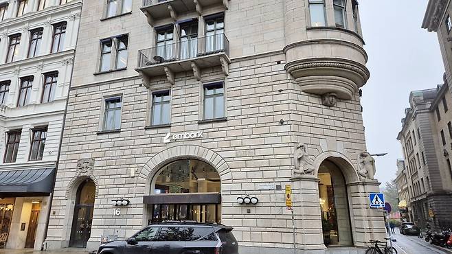 ▲ 옛 은행 건물에 자리잡은 엠바크 스튜디오가 나온다