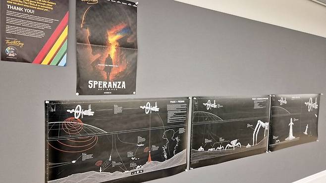 ▲ 사무실 벽 곳곳에 걸려 있다