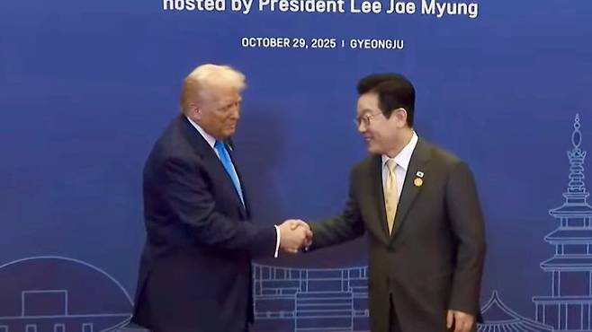 이재명 대통령이 29일 경북 경주 힐튼호텔 그랜드볼룸에서 열린 대통령 주최 정상 특별만찬에서 도널드 트럼프 미국 대통령을 영접하고 있다. (SBS 캡처)