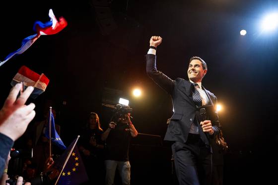 지난 29일(현지시간) 네덜란드 라이덴에서 열린 네덜란드 총선의 첫 결과에 롭 예텐 민주당 66당(D66) 대표가 환화게 웃고 있다. EPA=연합뉴스