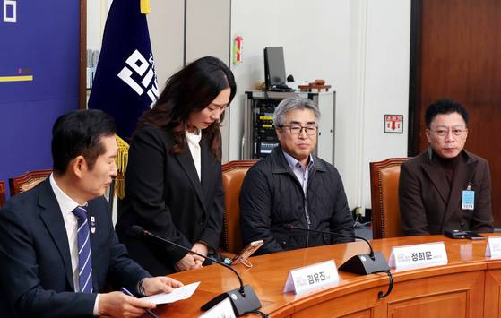 김유진 12.29 무안공항 제주항공여객기 참사 유가족협의회 대표가 30일 더불어민주당과 면담에서 인사를 하고 있다. 뉴시스