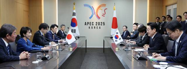 ▲ 이재명 대통령과 다카이치 사나에 일본 총리가 30일 경북 경주 APEC 정상회의장에서 정상회담을 하고 있다. 2025.10.30 [대통령실통신사진기자단]