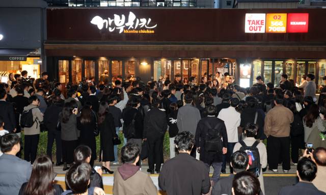 ▲ 30일 서울 삼성동 인근 깐부치킨에서 젠슨 황 엔비디아 최고경영자가 이재용 삼성전자 회장, 정의선 현대차 그룹 회장이 회동할 것으로 알려지자 상가 앞 도로가 취재진과 시민들로 붐비고 있다. 2025.10.30 [공동취재]