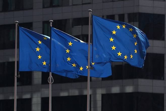 EU 집행위원회 본부 건물 앞에서 EU 깃발이 휘날리고 있다. 로이터연합뉴스