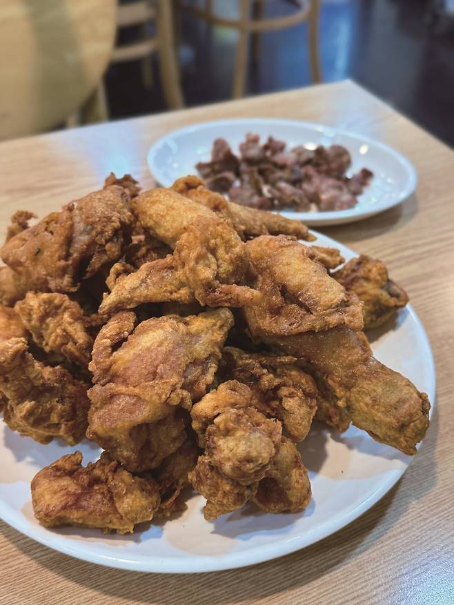 옛날 통닭을 맛볼 수 있는 유성통닭. 사진=박소윤