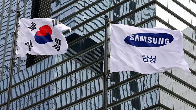 서울 삼성전자 서초사옥에서 깃발이 펄럭이고 있다. 사진=최혁 한국경제신문 기자