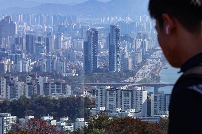 서울 중구 남산에서 바라본 성동구 아파트 단지 전경. 사진=연합뉴스