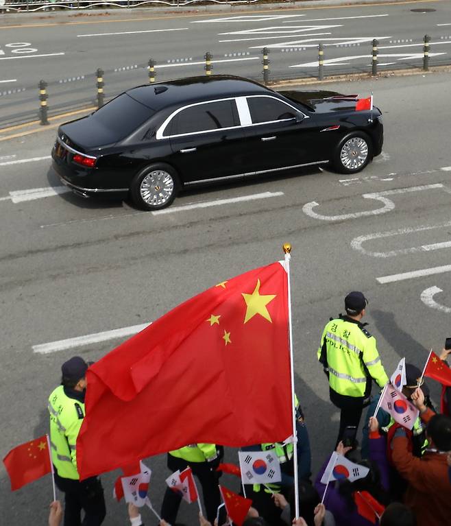 시진핑 중국 국가주석이 탑승한 훙치 N701이 30일 부산 강서구 김해국제공항에서 미중 정상회담을 마치고 아시아태평양경제협력체(APEC) 정상회의에 참석하기 위해 경북 경주로 이동하고 있다. 뉴스1