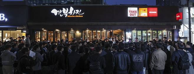 젠슨황 엔비디아 최고경영자가 이재용 삼성전자 회장, 정의선 현대차 그룹 회장과 30일 서울 삼성동 인근 깐부치킨에서 회동할 것으로 알려지자 취재진과 시민들로 붐비고 있다. 사진=임형택 기자